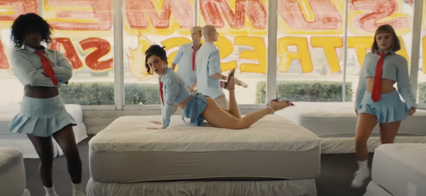 Tiësto et Charli XCX dévoilent le clip sensuel et festif de « Hot In It » (vidéo)