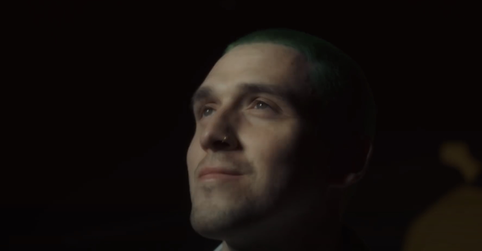 Le chanteur Lauv se livre dans le titre intime et mélancolique « 26 » (vidéo)