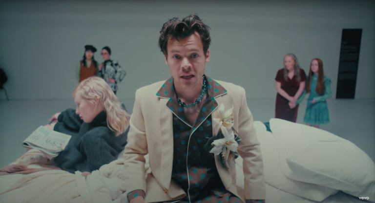 Harry Styles joue la carte de l'humour pour le clip de son nouveau single (vidéo)