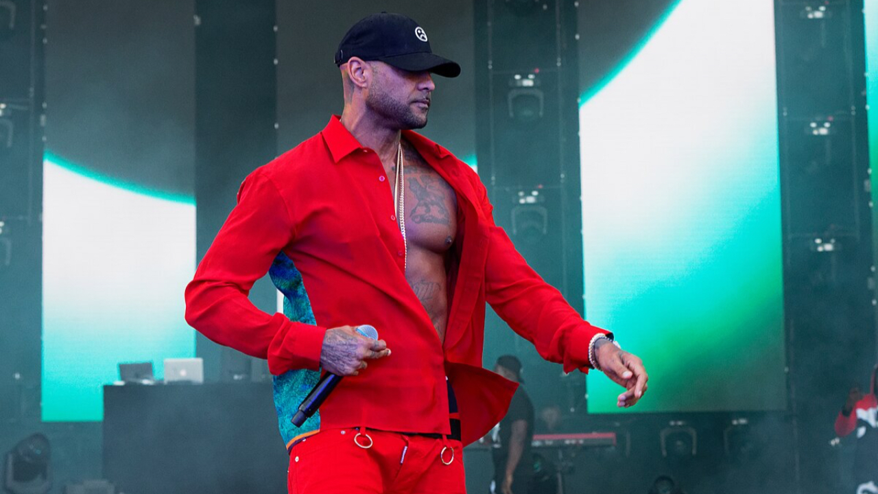 Booba remet le feu sur les réseaux et vise Gims et Vitaa