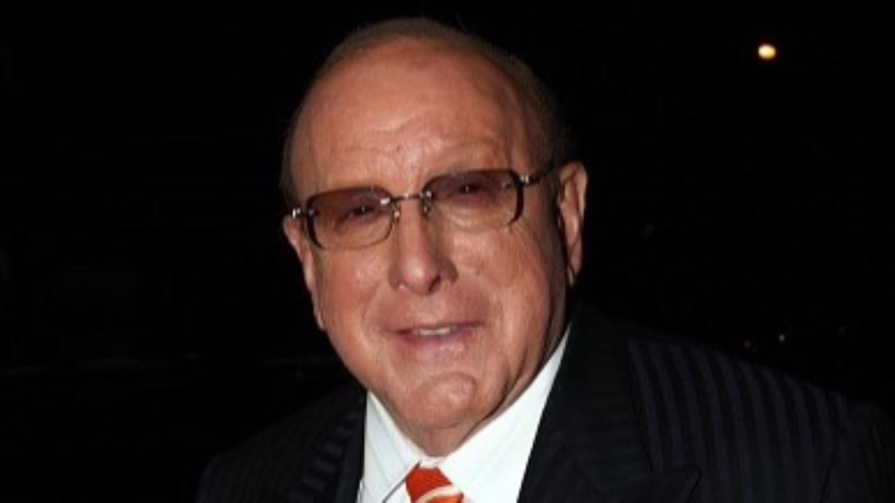 Clive Davis est mort : l'homme qui a révélé Whitney Houston, Alicia Keys et Bruce Springsteen s'est éteint à 94 ans