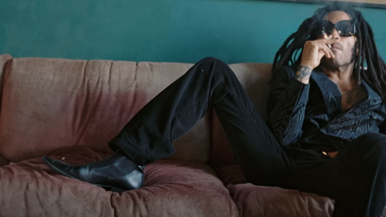 Lenny Kravitz presque dénudé dans le clip de