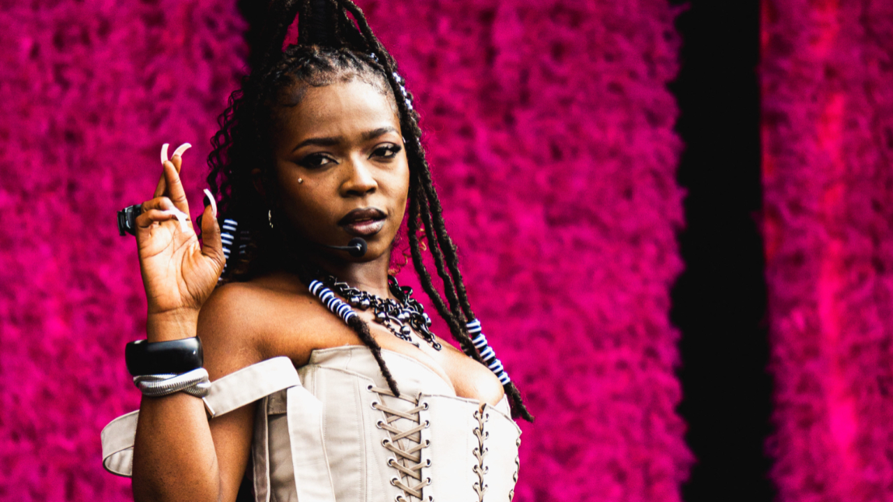 Theodora frappe encore fort : deux nouveaux singles arrivent cette semaine