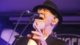 Alex Ligertwood, le chanteur iconique de Santana, nous a quitté à l'âge de 79 ans