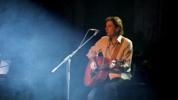 Francis Cabrel accueille un guitariste international dans son école de musique