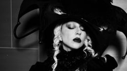Lady Gaga revient avec un clip très halloweenesque pour la série de Tim Burton 
