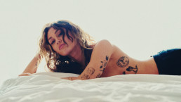 Miley Cyrus revient avec un troisième clip “Jaded”