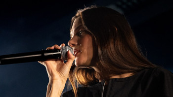 Charlotte Cardin : comment la chanteuse fait de sa sensibilité un moteur créatif