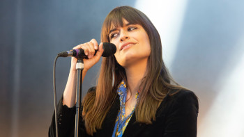 Clara Luciani revient sur sa collaboration avec SCH ! Clara Luciani revient sur sa collaboration avec SCH !