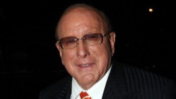 Clive Davis est mort : l'homme qui a révélé Whitney Houston, Alicia Keys et Bruce Springsteen s'est éteint à 94 ans