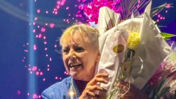 Dorothée retrouve la scène après 16 ans et fond en larmes : 