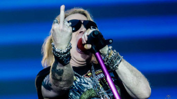 Guns N’ Roses : Axl Rose devient fou et balance son micro sur son batteur en pleine scène ! Guns N’ Roses : Axl Rose devient fou et balance son micro sur son batteur en pleine scène !
