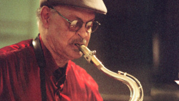Plas Johnson est mort à 94 ans : le saxophoniste derrière le mythique thème de La Panthère Rose s'est éteint