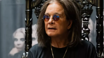 Quand le petit-fils d’Ozzy Osbourne refait la scène emblématique de la chauve-souris !