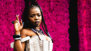 Theodora frappe encore fort : deux nouveaux singles arrivent cette semaine