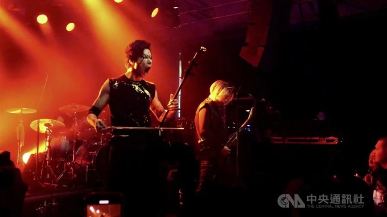 Un diplomate taïwanais surprend le monde en réunissant politique et heavy-metal lors d’un concert explosif en Finlande